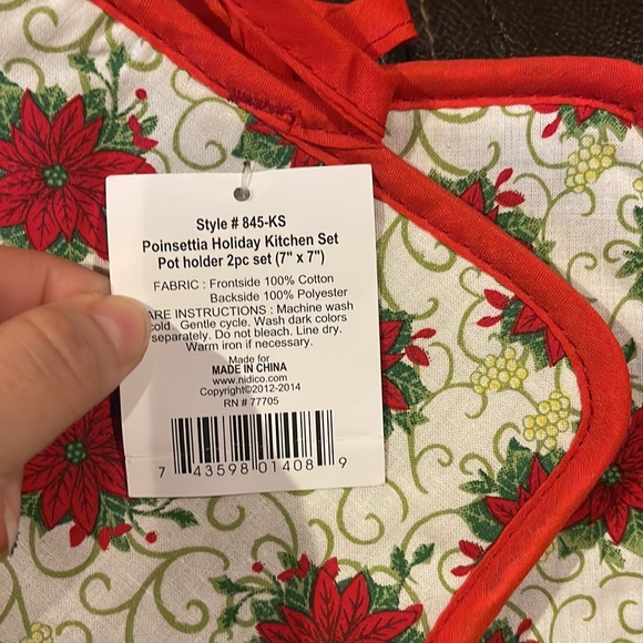 4 Pcs Poinsettia Christmas Decor, 2~Pot Holders & 1~Oven Mitts & 1~Placemat - Picture 5 of 5